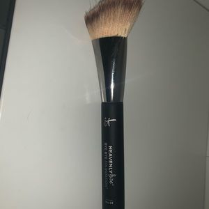 IT COSMETICS MAKEUP BRUSH NO 22 HEAVENLY LUXE COMPLEXION BRUSH